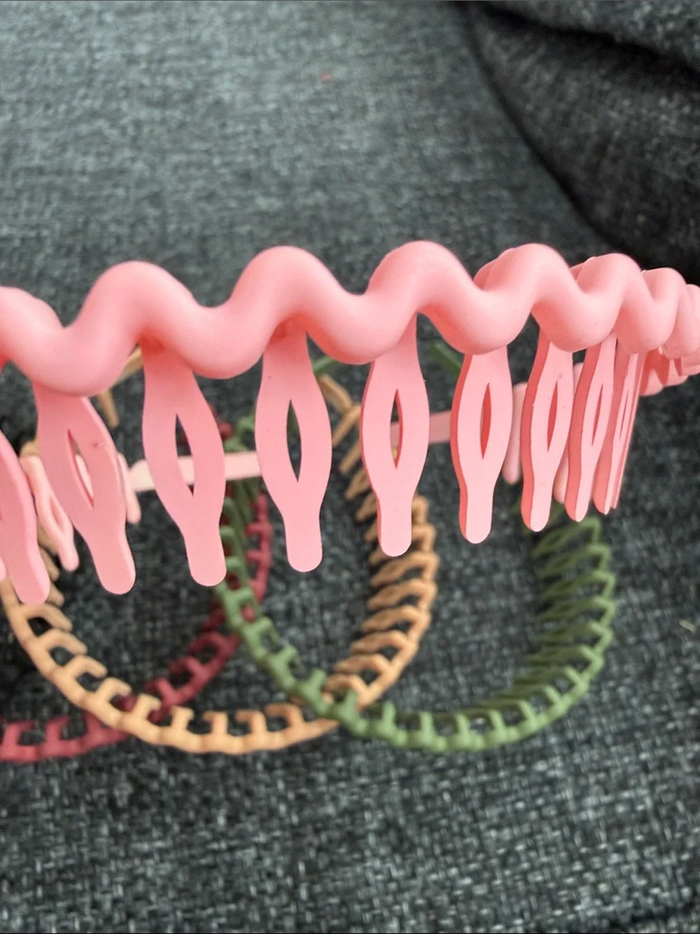 Set of Multicolor Plastic Headbands with Teeth (x5)